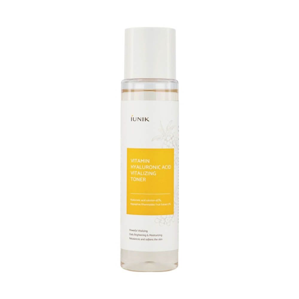 Transparante fles met witte dop. Geel etiket met productnaam en merk iUNIK. Tekst: Vitamin Hyaluronic Acid Vitalizing Toner.