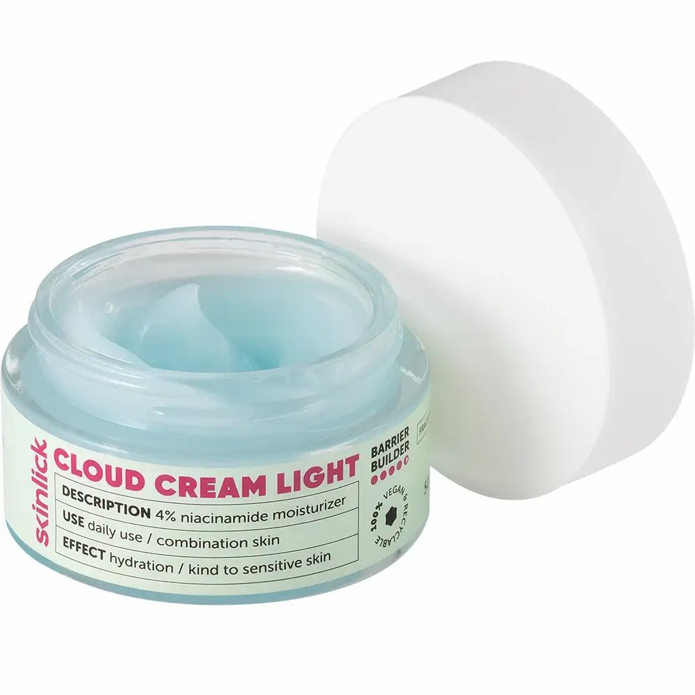 Pot ouvert avec gel bleu et couvercle blanc à côté. Inscription: Cloud Cream Light, Description: 4% niacinamide.