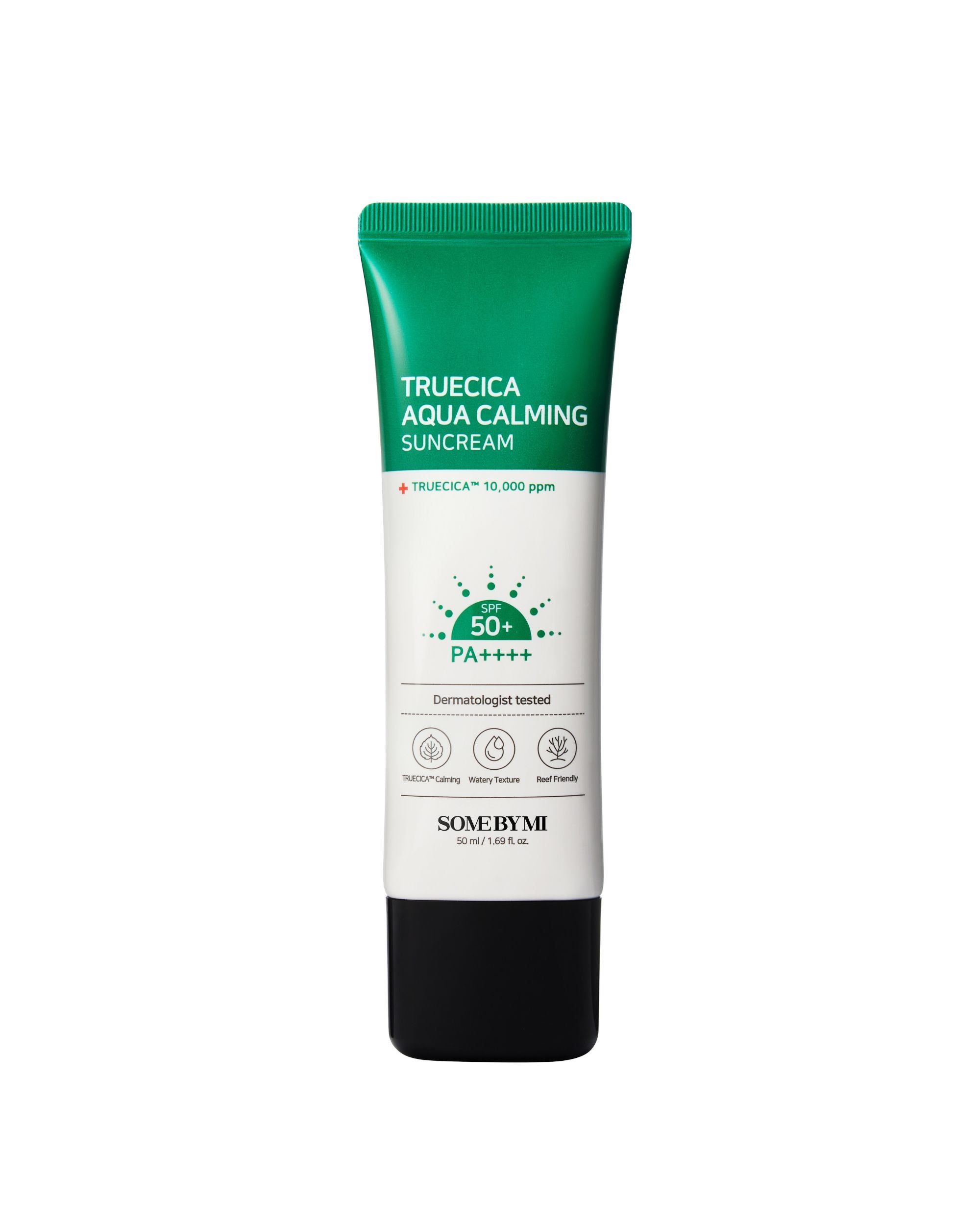 Tube de crème solaire, corps blanc, bouchon vert. Texte : TRUECICA Aqua Calming Suncream, SPF 50+ PA++++. Base noire.