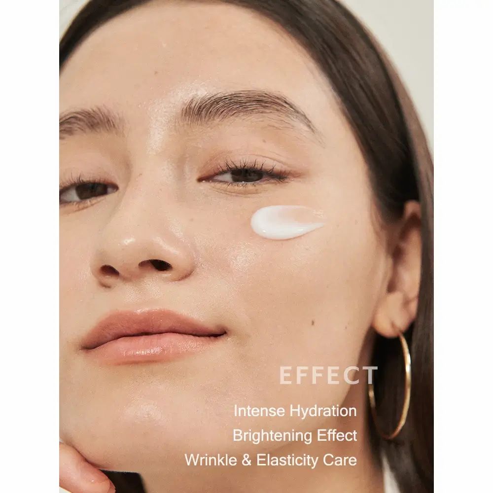 Vrouw met crème op de huid. Tekst: Intense Hydration, Brightening Effect, Wrinkle & Elasticity Care.