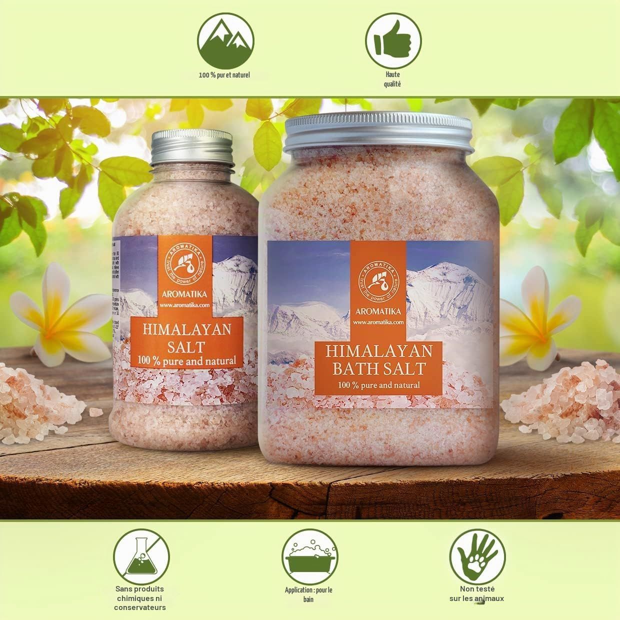 Deux bocaux de sel rose de l'Himalaya. L'un est étiqueté "Himalayan Salt" et l'autre "Himalayan Bath Salt".