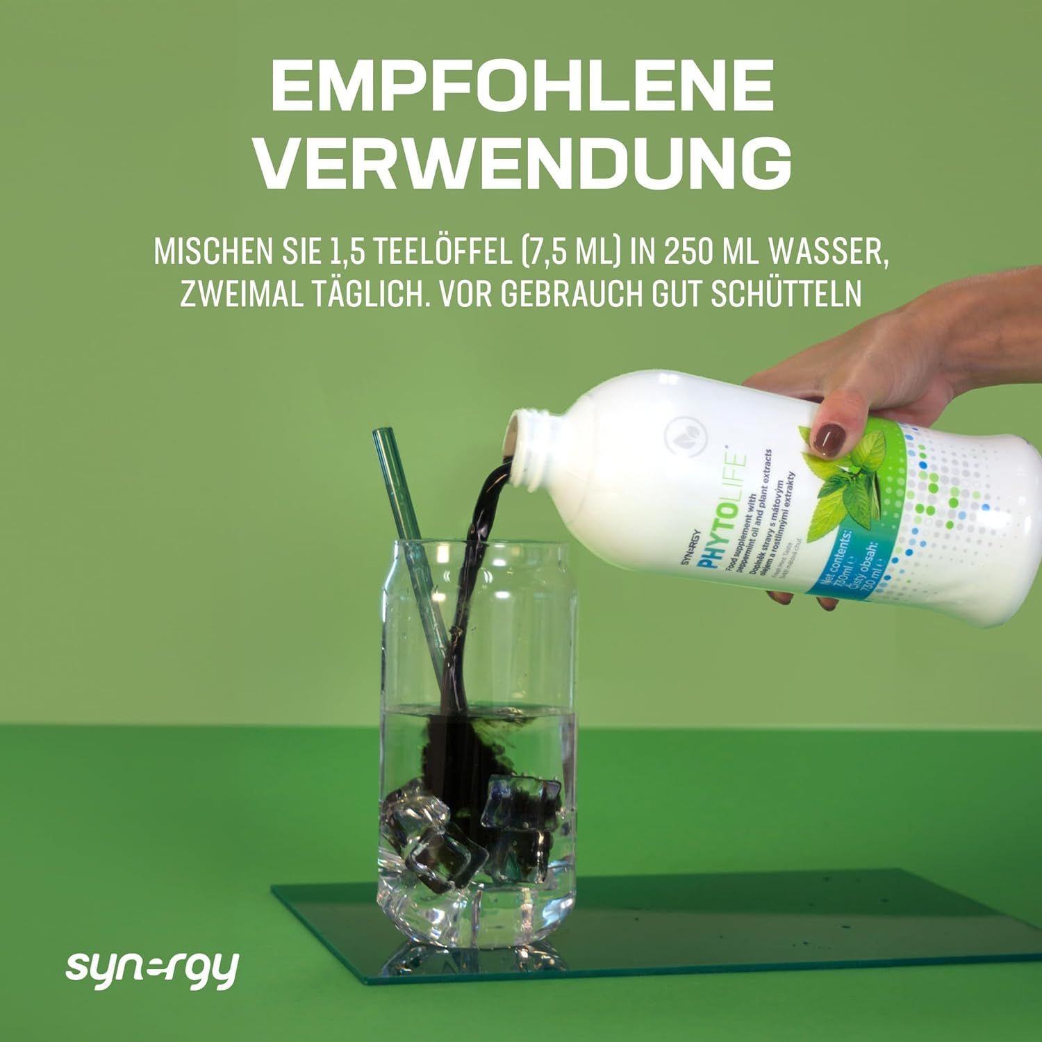 Bouteille blanche, bouchon vert. Liquide versé dans un verre. Inscription: Phytolife.