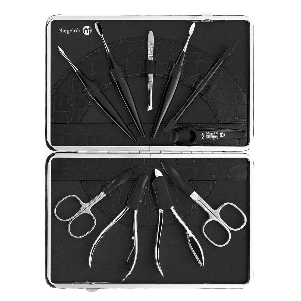Étui Niegeloh Solingen avec instruments de manucure : ciseaux, pince à épiler, coupe-ongles et plus, motif croco noir.
