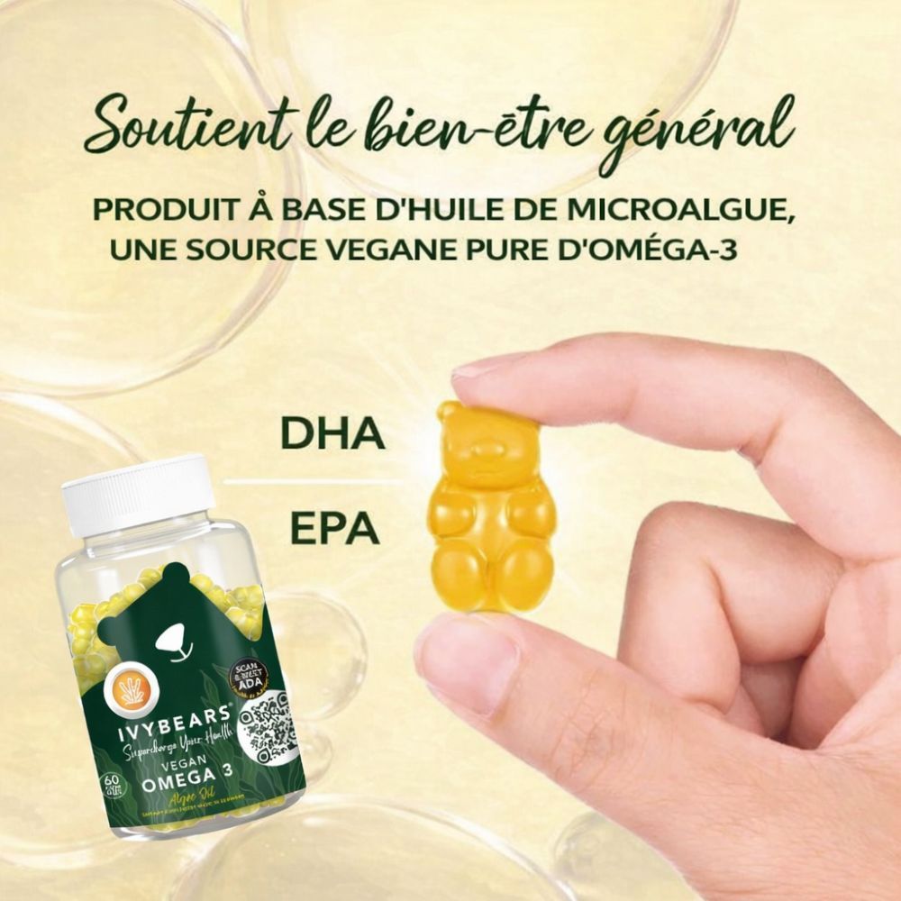 Main tenant un ours en gomme jaune. Bouteille IVYBEARS Vegan Omega 3 à côté. Texte: DHA, EPA. Texte: Soutient le bien-être général.