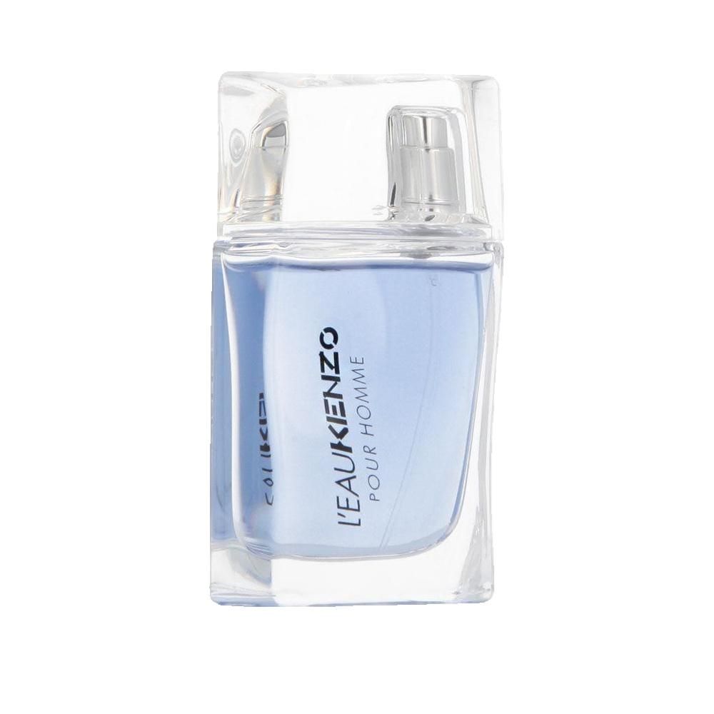 Blauwe parfumfles met zilveren verstuiver. Opschrift: L'EAU KENZO POUR HOMME.