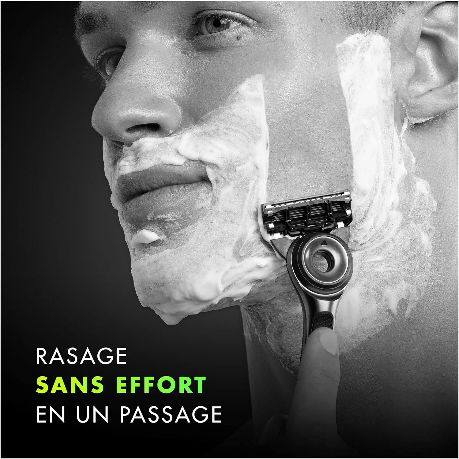 Homme se rasant avec le rasoir Gillette Labs, pour un rasage facile en un seul passage.