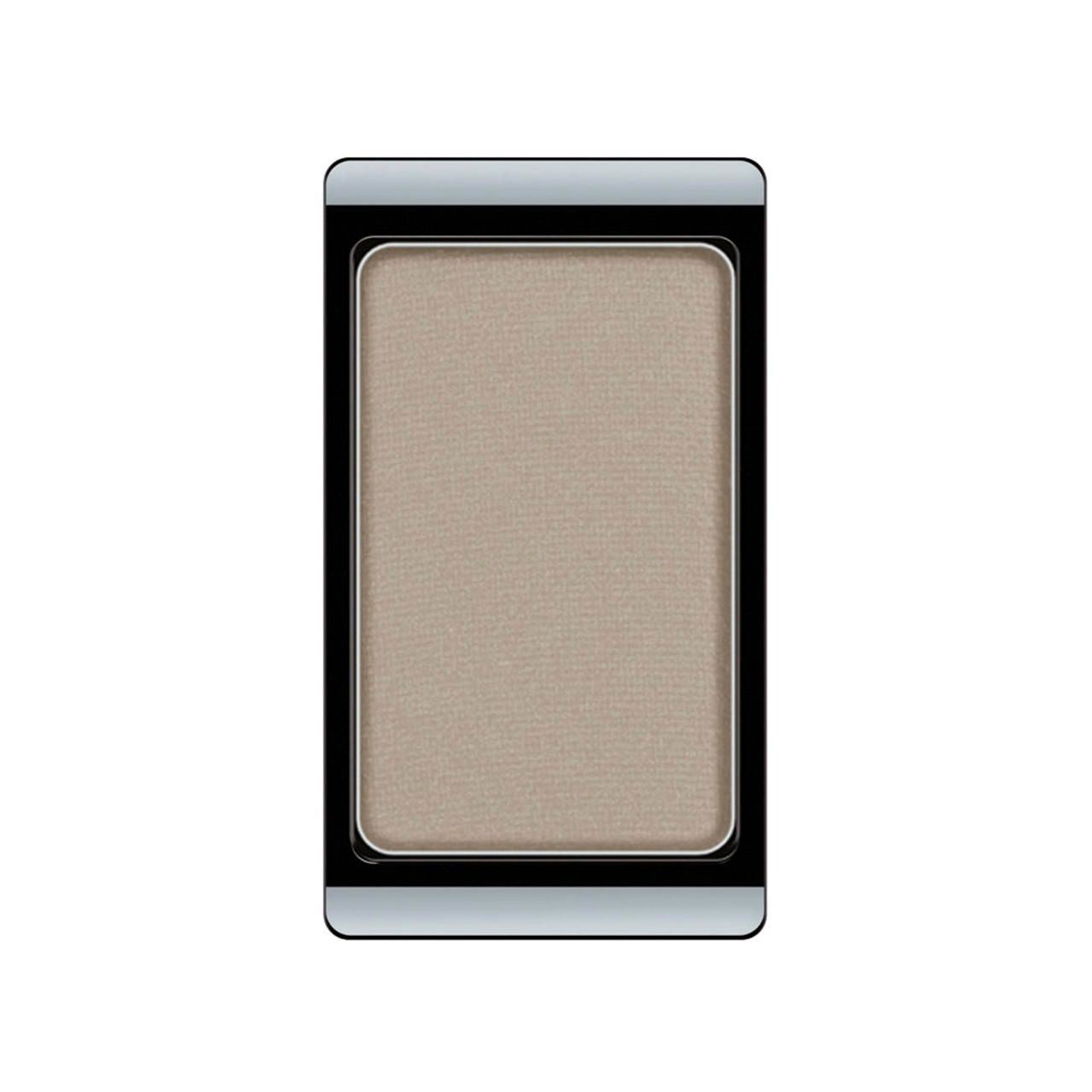 Lichtgrijs-beige oogschaduw. Rechthoekige vorm, in zwart kader met zilveren rand. Matte finish.