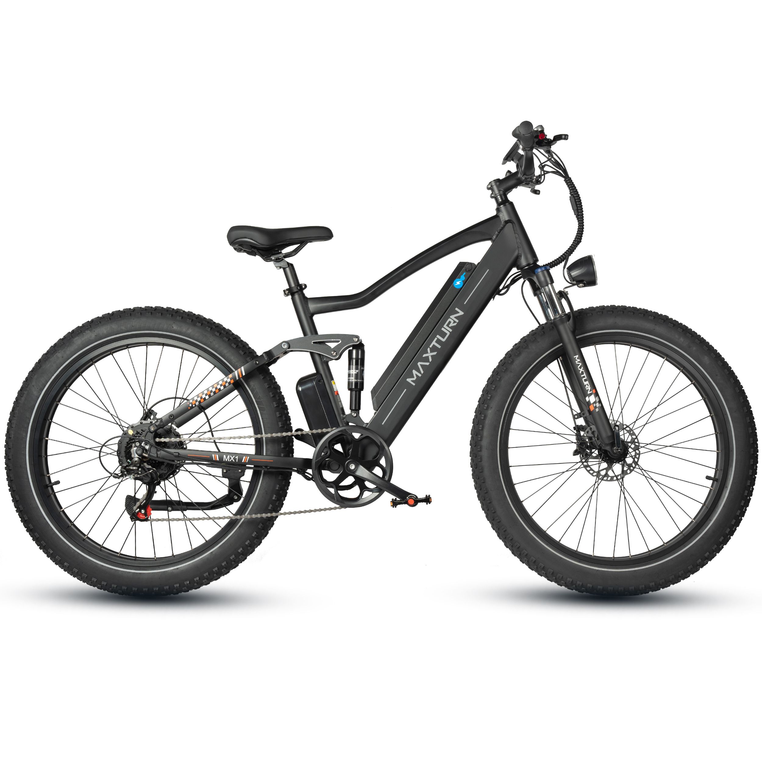 Zwarte elektrische fiets met brede banden. MAXTURN-logo op frame. Koplamp en display zichtbaar.