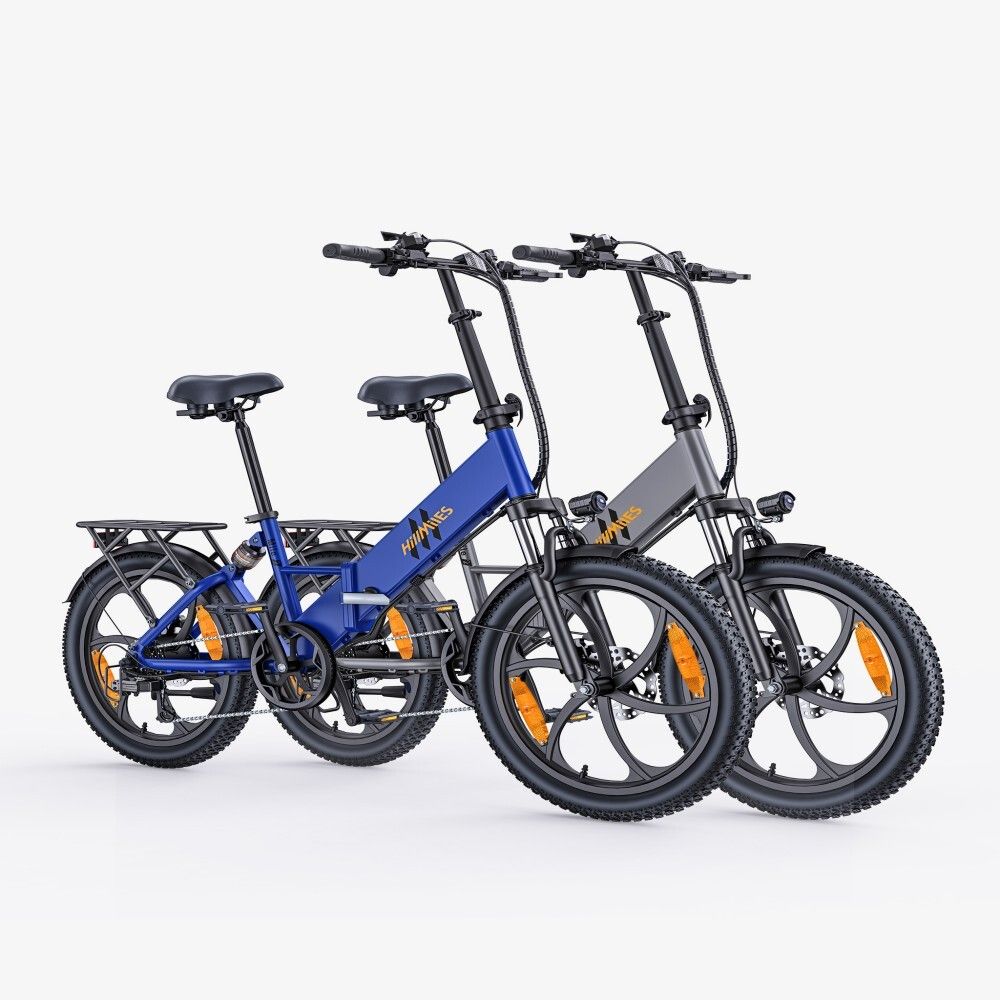 Deux vélos électriques: bleu et gris. Pneus noirs, porte-bagages. Marque HillMiles.