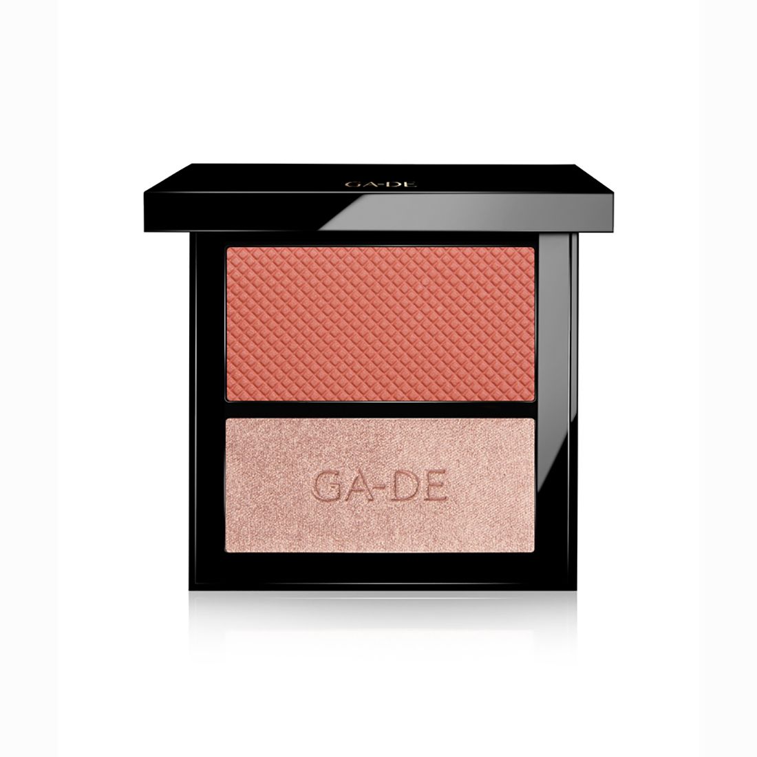 Produit cosmétique compact avec deux teintes. Blush rose en haut, teinte irisée en bas. Emballage noir avec inscription GA-DE.