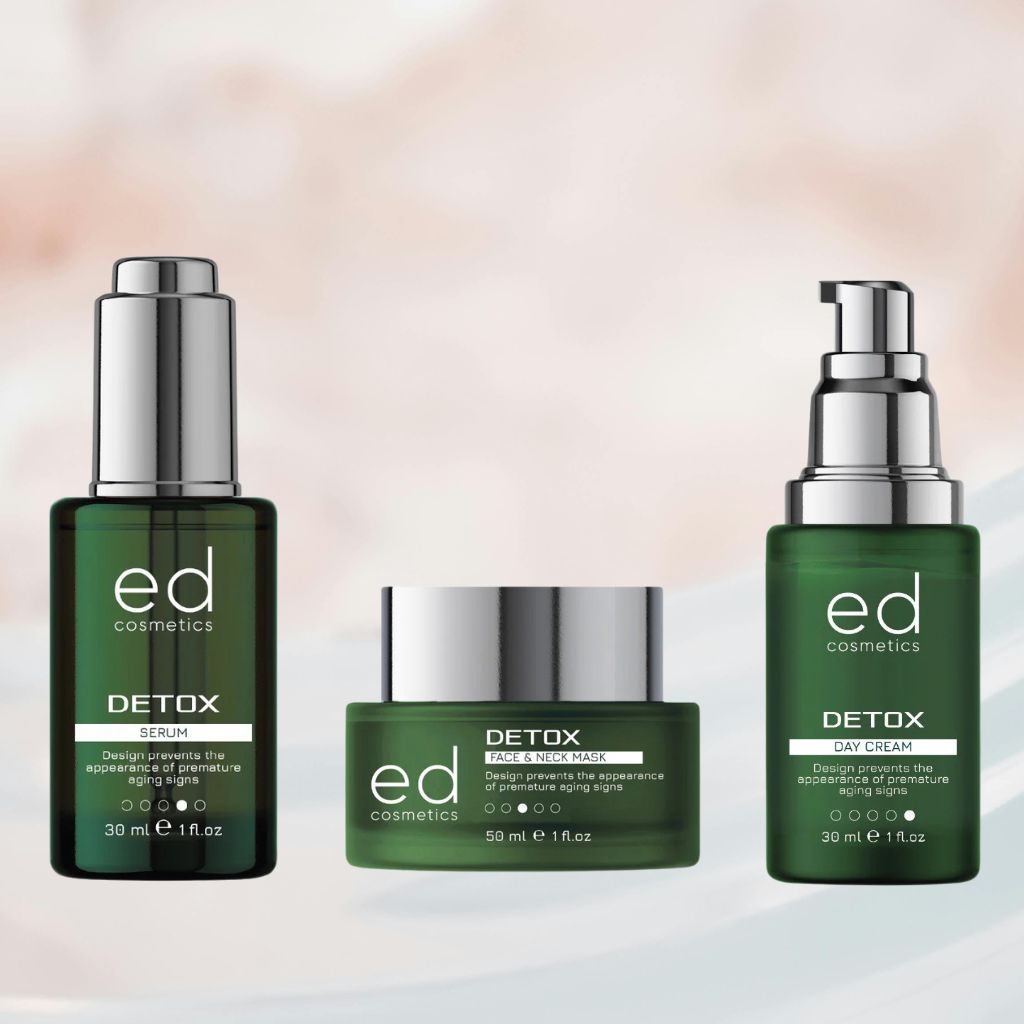 Drie groene flessen. ED cosmetics Detox Serum, Face & Neck Mask, Day Cream. 30 ml, 50 ml.