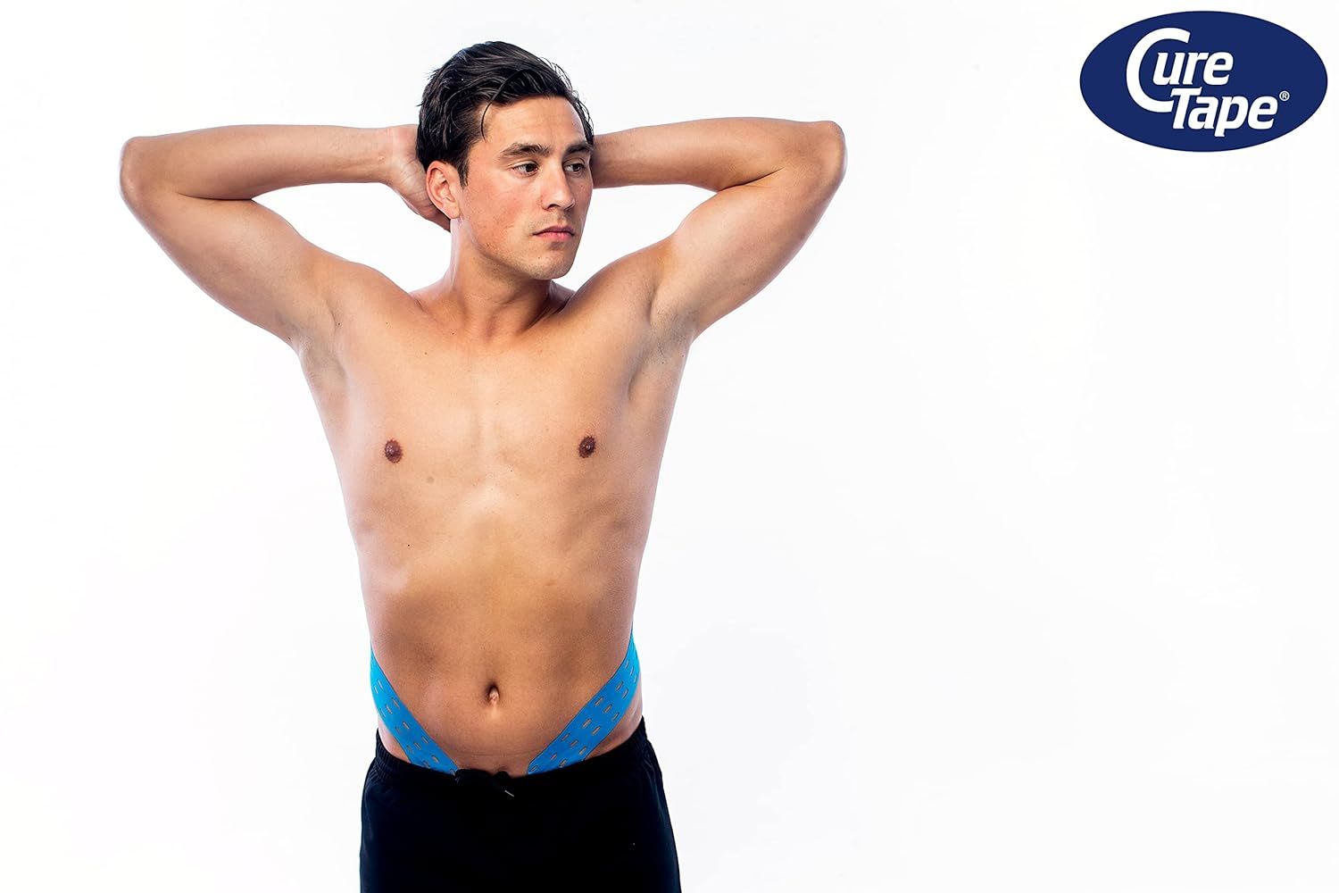 Un homme avec du ruban de kinésiologie bleu appliqué autour de la taille.
