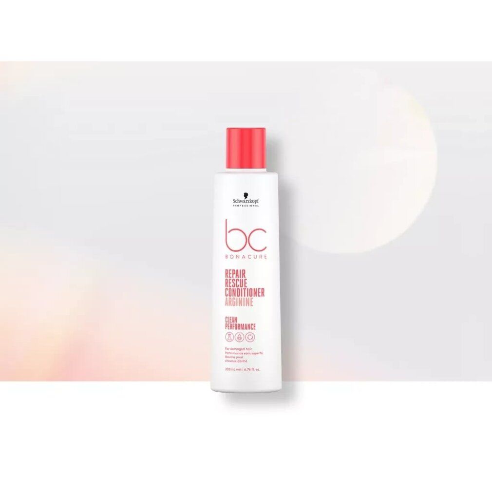 Fles met rode dop. Opschrift: Schwarzkopf Professional, bc Bonacure, Repair Rescue Conditioner Arginine. Op lichte achtergrond.
