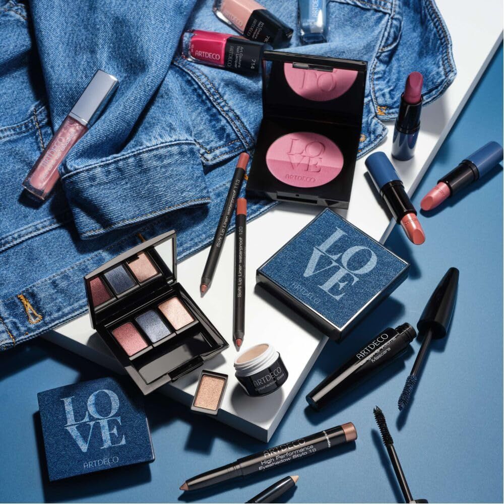 Diverse cosmetica, waaronder Eyeshadow Stylos en paletten.