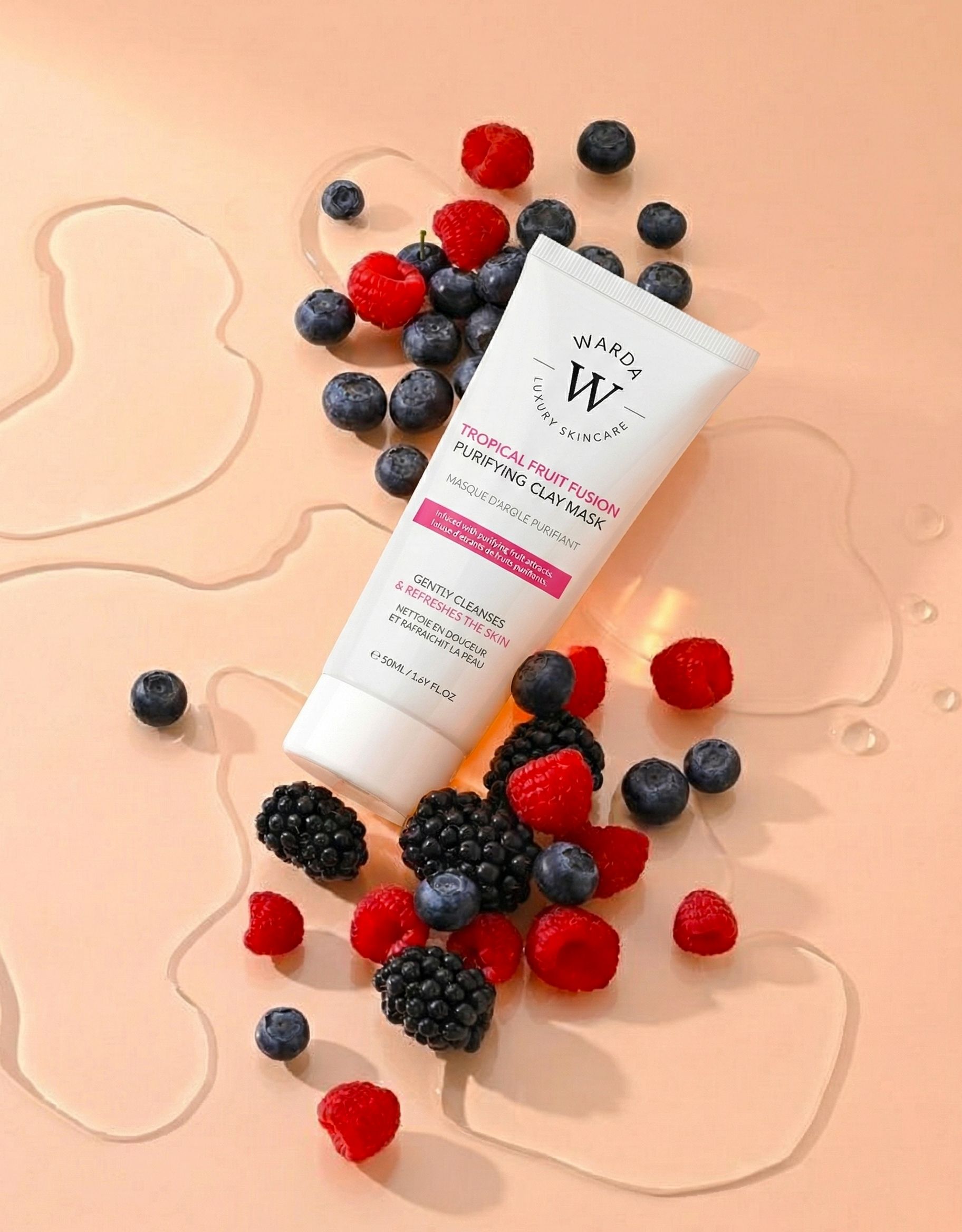 Warda Luxury Skincare Tropical Fruit Fusion kleimasker. Witte tube met bessen en water. Tekst: Tropical Fruit Fusion.