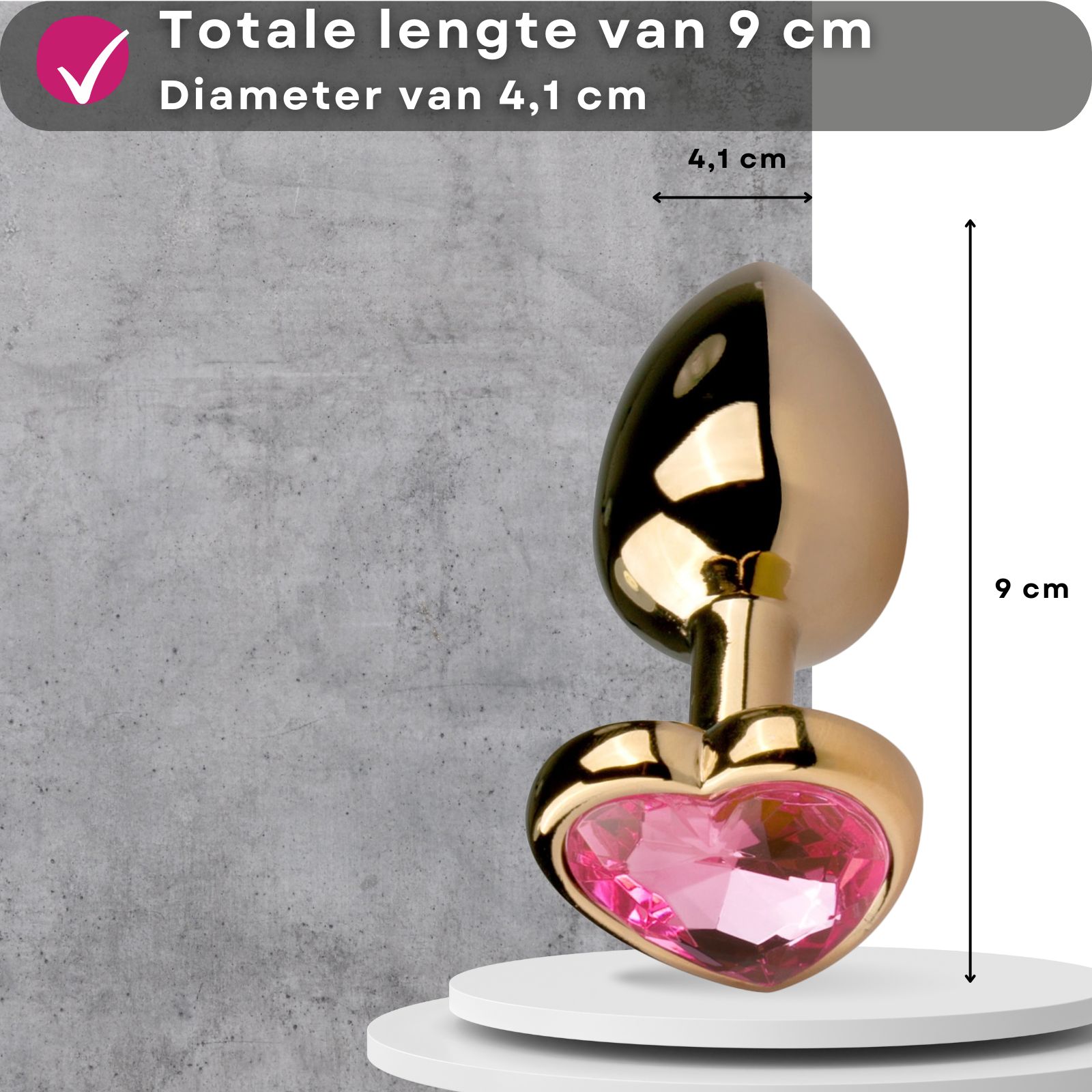 Anale plug met hartvormige siersteen, totale lengte 9 cm, diameter 4,1 cm. Product op sokkel voor muur.