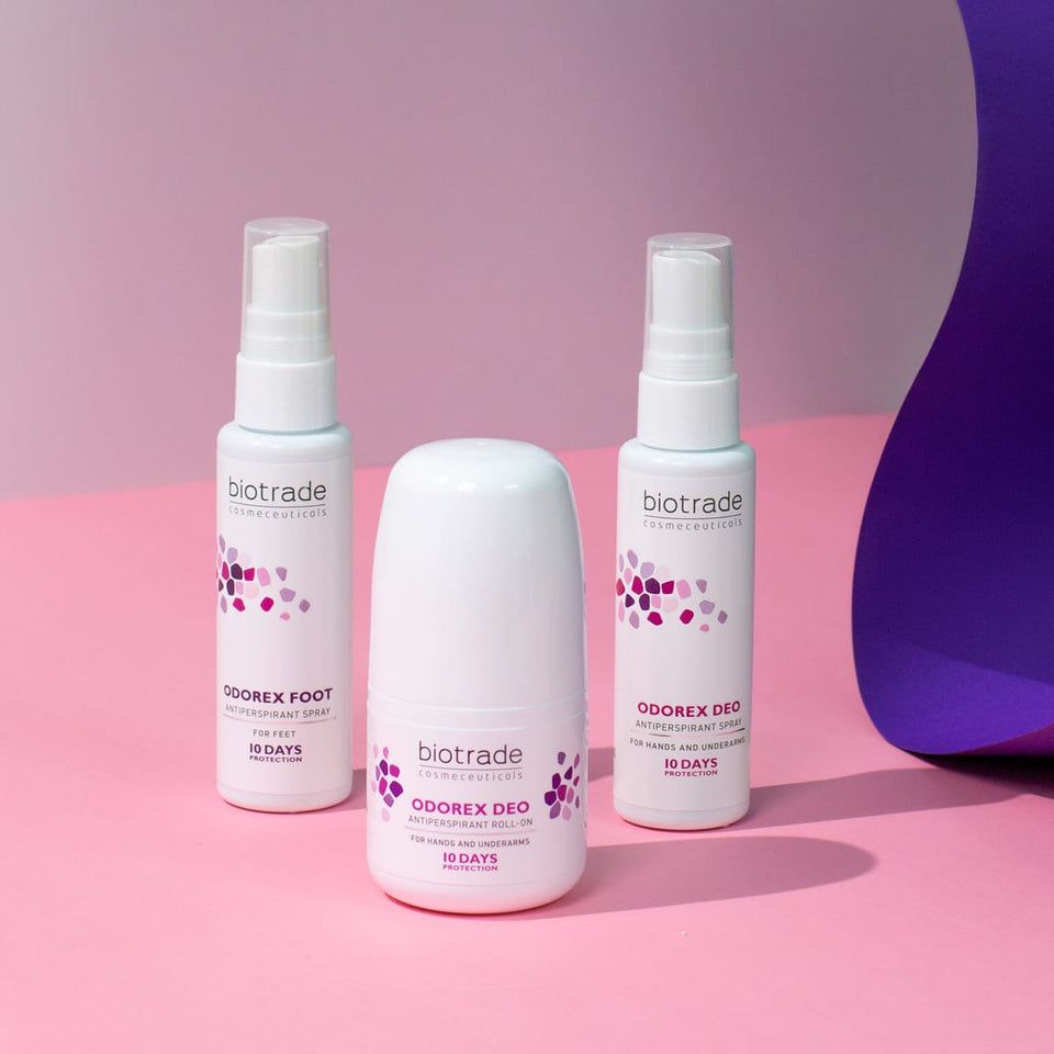 Drie producten: twee sprays en een roller. Opschrift: Odorex Deo. Roze achtergrond.