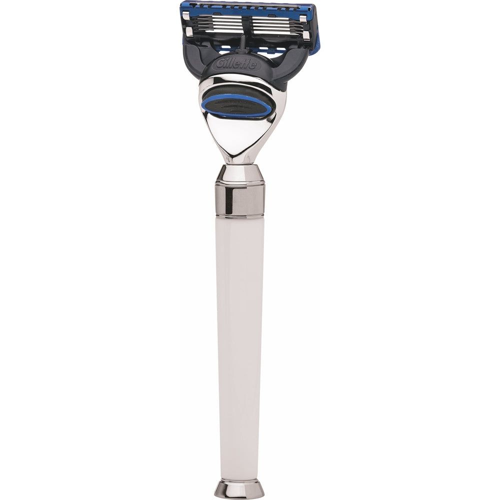 Rasoir Gillette Fusion avec manche blanc et accents argentés. Lames bleues et noires.