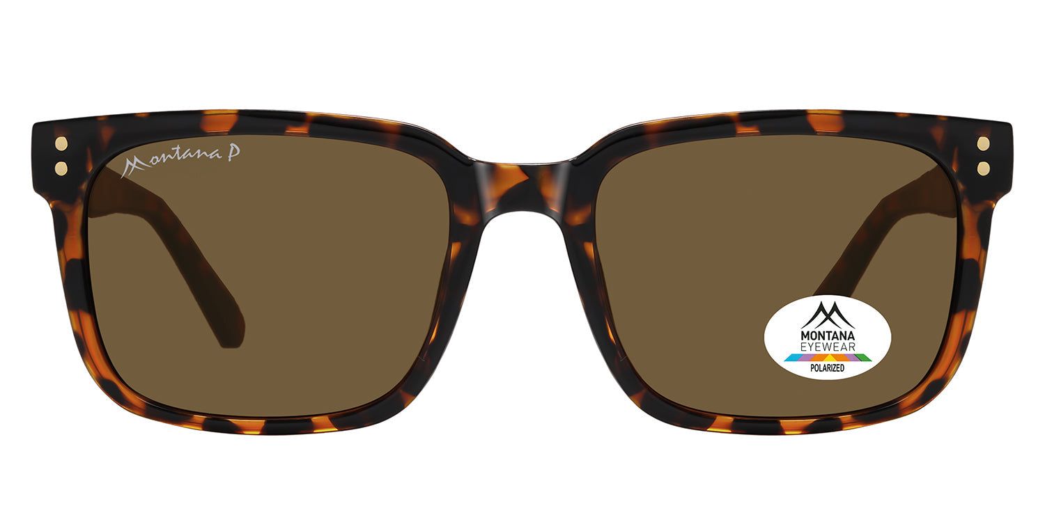 Rechthoekige zonnebril met bruine glazen en bruin-zwart montuur. Montana Eyewear logo op het glas en de poot.