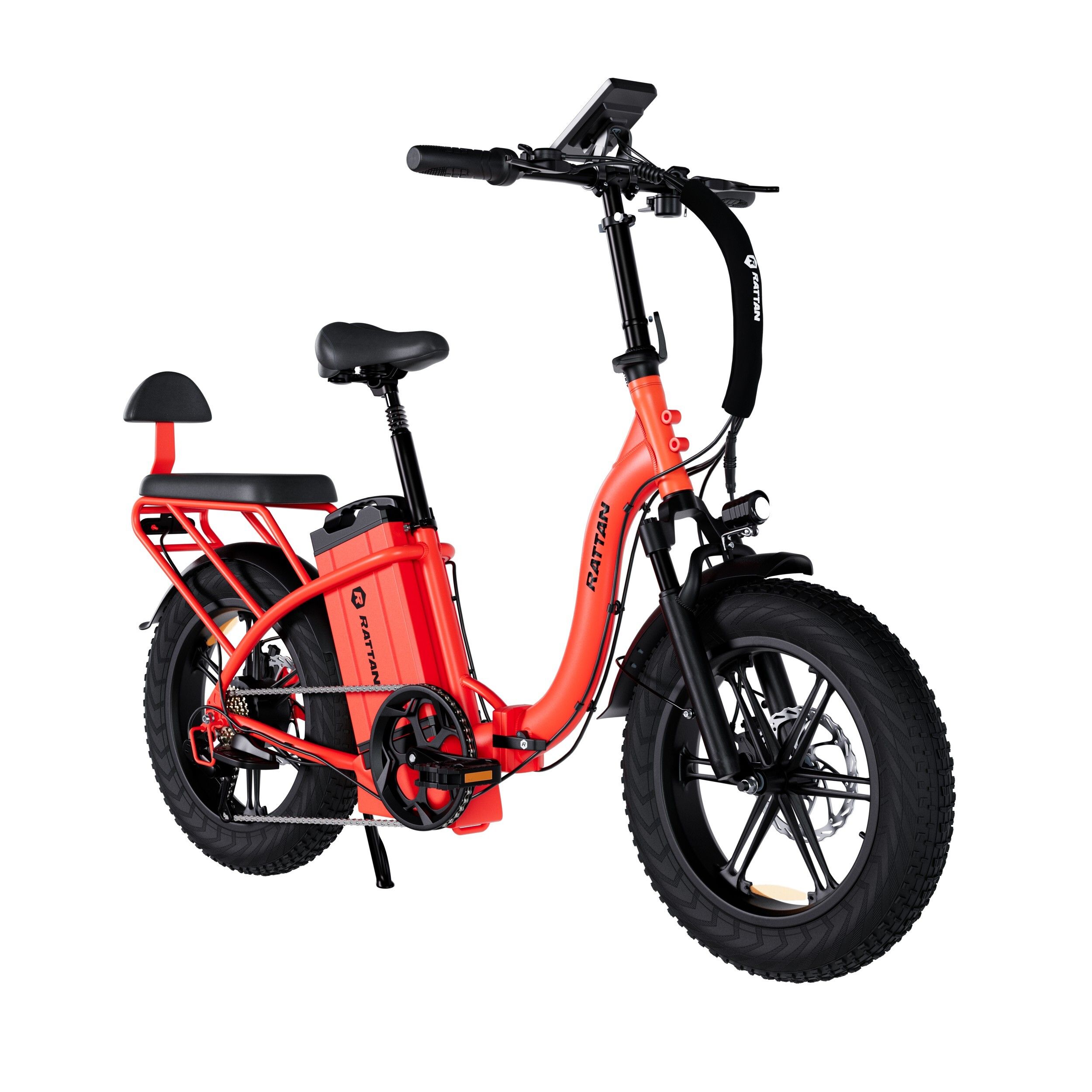 Vélo électrique rouge avec selle et pneus noirs. Porte-bagages et siège passager. Marque RATTAN.