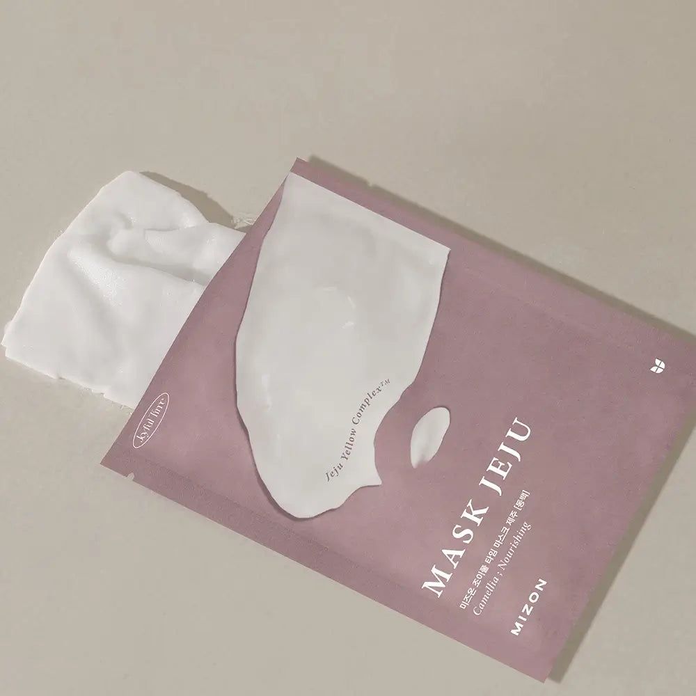 Paquet ouvert du MIZON Joyful Time Mask Jeju Camelia. Masque blanc sur l'emballage. Emballage rose.