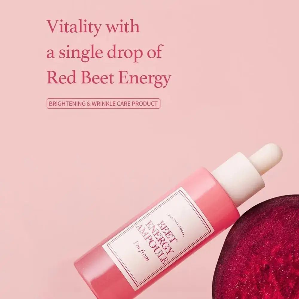 Roze fles met pipet. Tekst: BEET ENERGY AMPOULE, I'm from. Rode bieten op de achtergrond.
