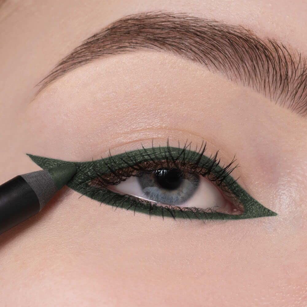 Un eye-liner vert foncé est appliqué sur la paupière. Une partie du crayon est visible.
