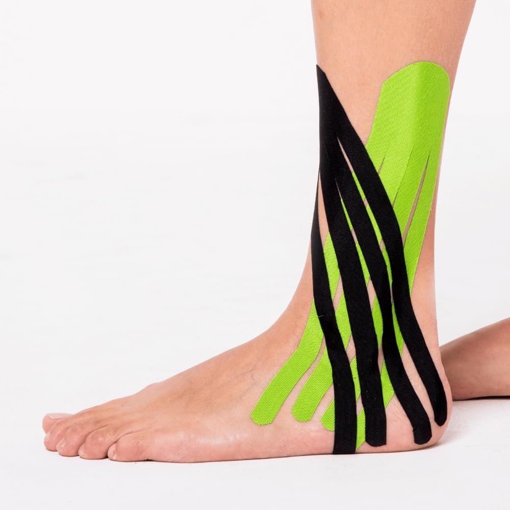 Zwarte en groene kinesiotape aangebracht op een enkel en voet.