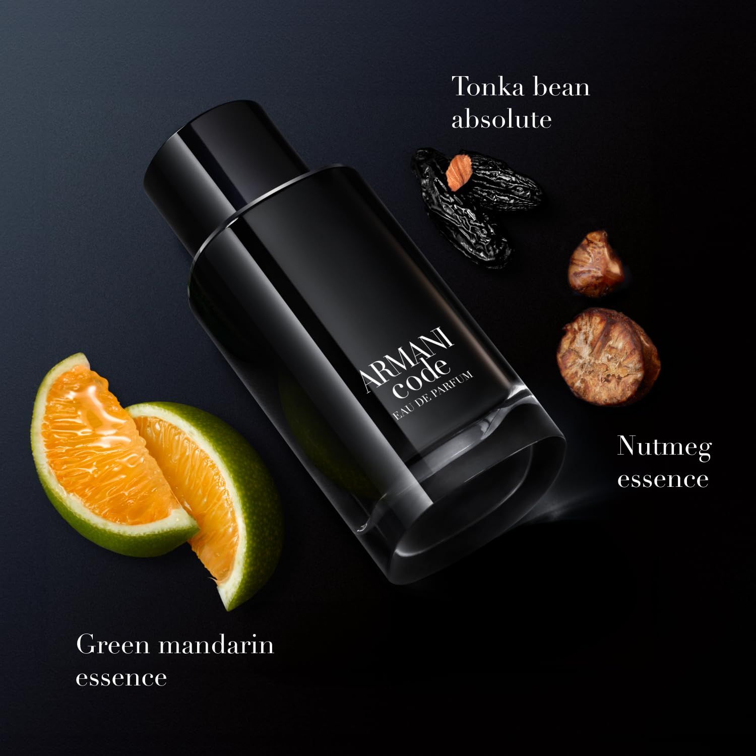 Zwarte fles, daarnaast groene mandarijn, tonkaboon, nootmuskaat. Opschrift: ARMANI CODE EAU DE PARFUM.