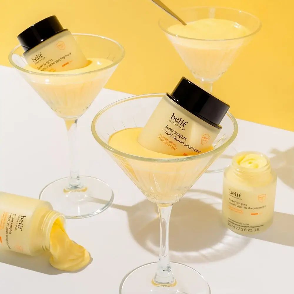 Meerdere glazen met gele vloeistof en potten met zwarte deksel. Opschrift: belif, Super knights - multi vitamin mask.