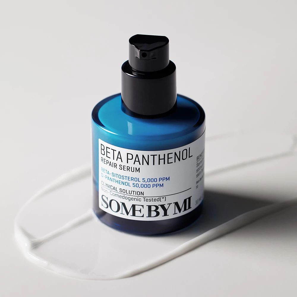 Flacon bleu avec pompe noire. Inscription: Beta Panthenol Repair Serum, SOME BY MI. Produit sur fond blanc, avec trace de sérum.