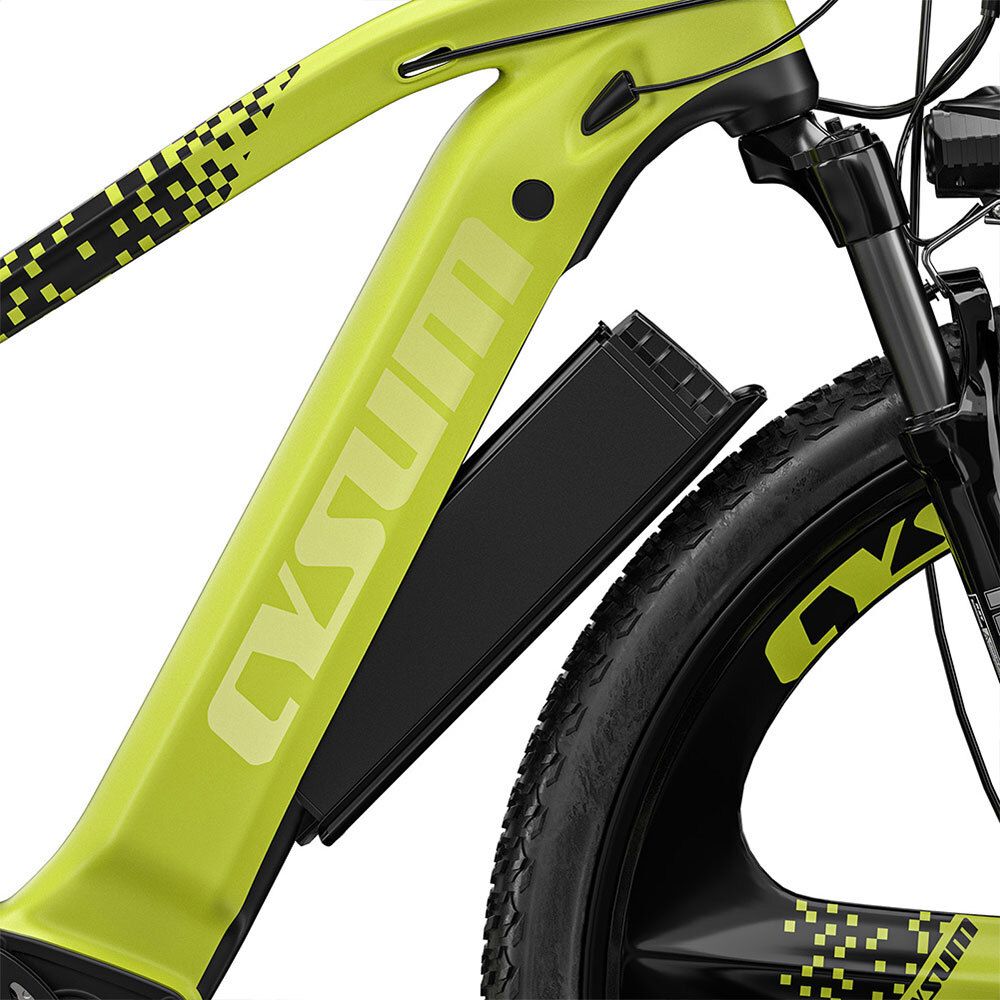 Gros plan du cadre d'un vélo électrique vert. Logo CYSUM et batterie.