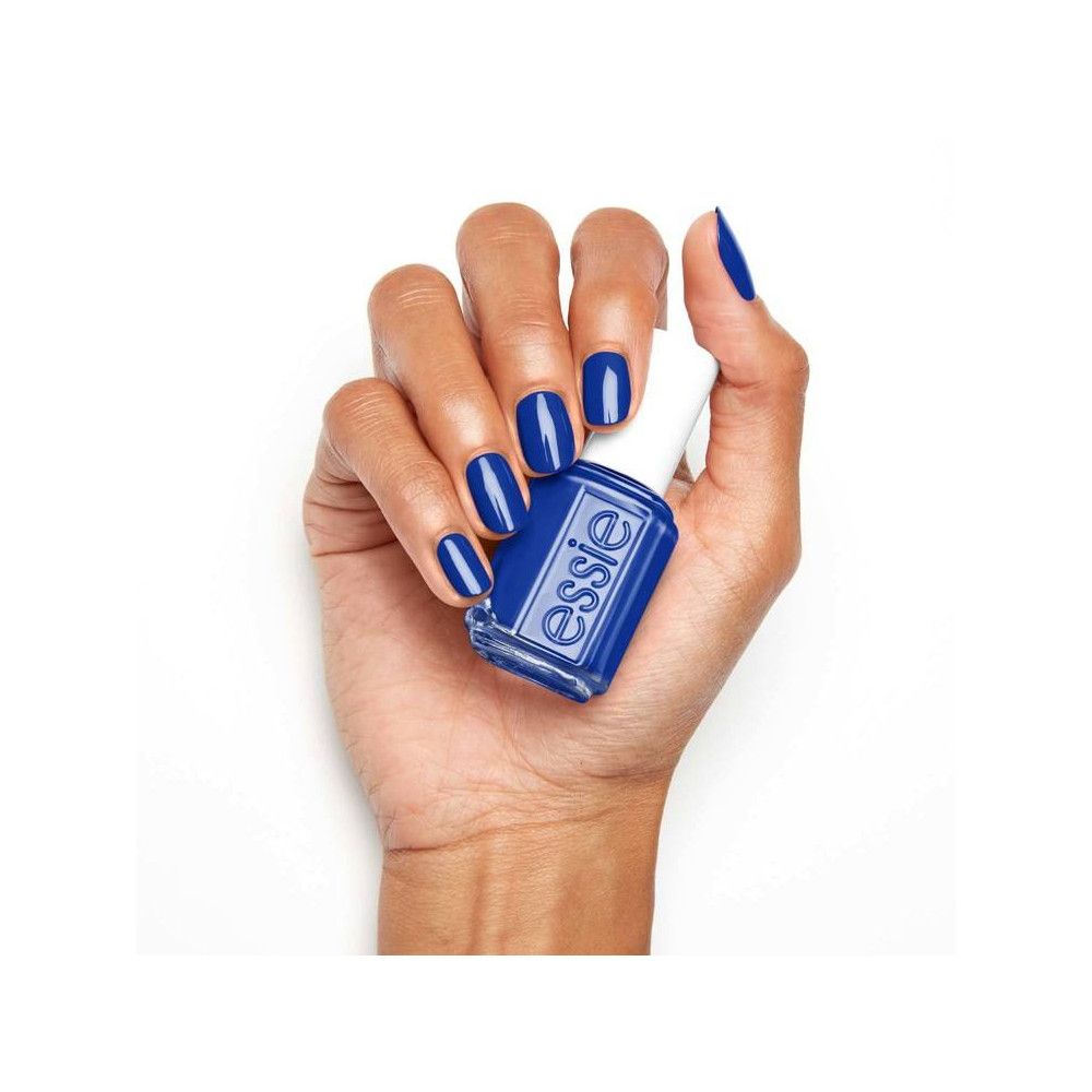 Hand met gelakte nagels en een flesje nagellak. De nagels en de nagellak zijn blauw. Op het flesje staat "essie".