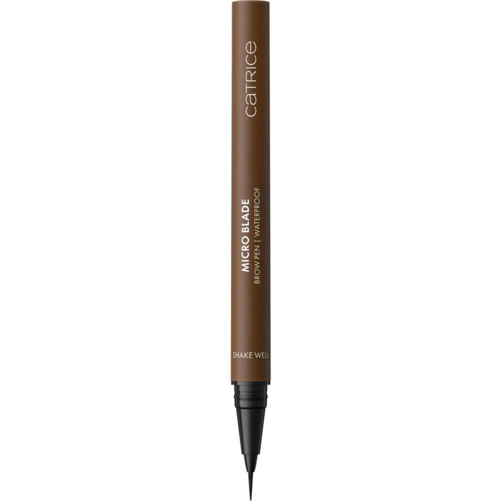 Crayon brun avec pointe noire. Inscription : MICRO BLADE BROW PEN | WATERPROOF. Inscription : SHAKE WELL. Nom de la marque.