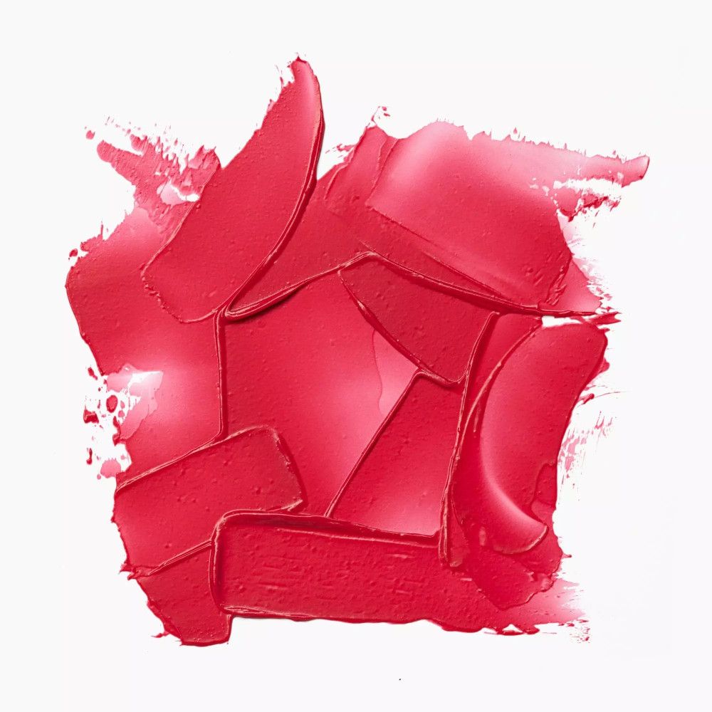 Échantillon de baume à lèvres rouge sur fond blanc. Différents coups de pinceau montrent la couleur et la texture du produit.