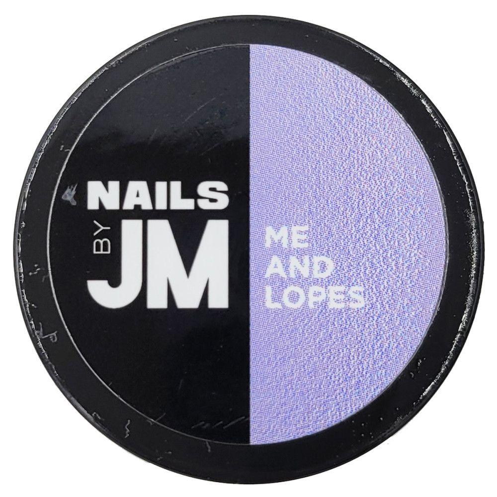Contenant rond divisé en noir et lilas. Sur le noir : "NAILS BY JM". Sur le lilas : "ME AND LOPES".