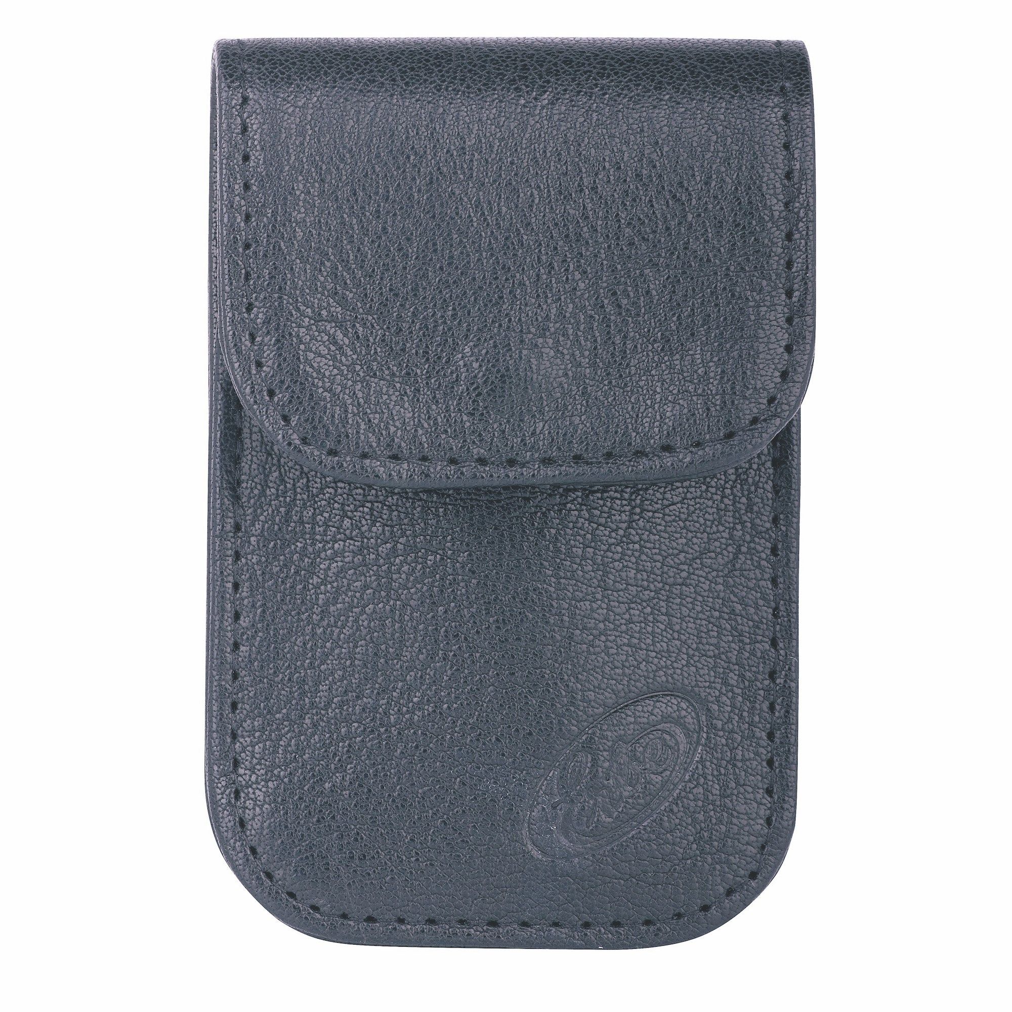 Étui en cuir bleu foncé avec rabat. Logo en relief.