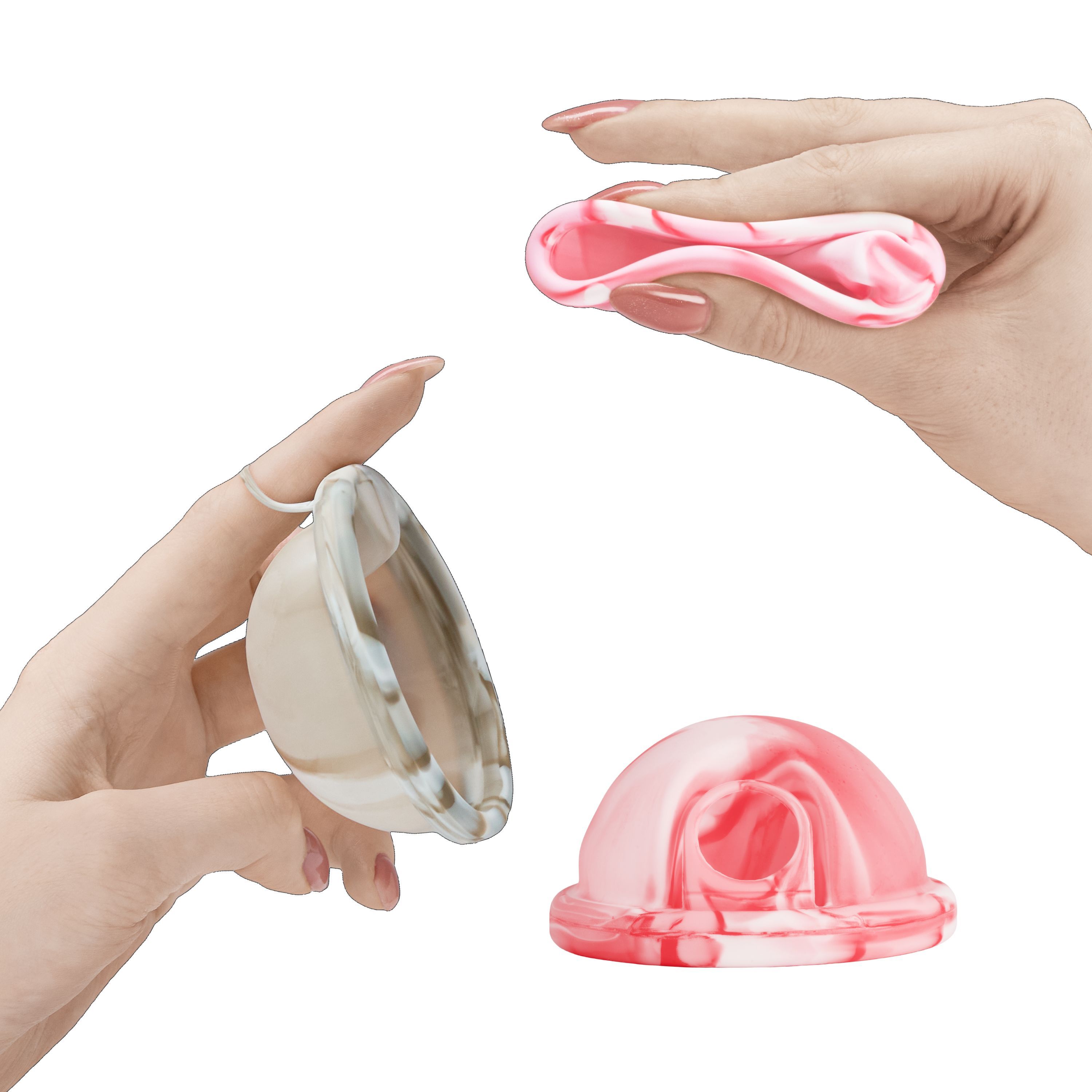 Une main tient un insert flexible marbré, une autre main tient un insert rond.