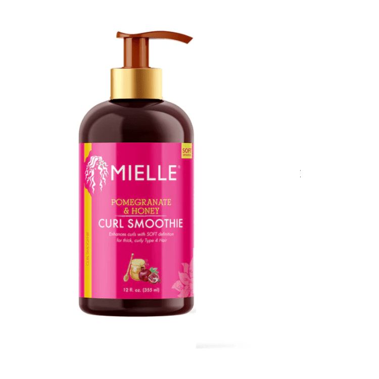 Fles met pomp. Opschrift: Mielle, Granaatappel & Honing, Curl Smoothie. Roze etiket, bruine vloeistof.