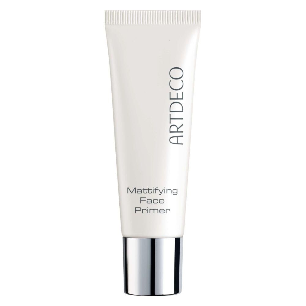 Witte tube met zilveren dop. Opschrift ARTDECO en Mattifying Face Primer. Op witte achtergrond.