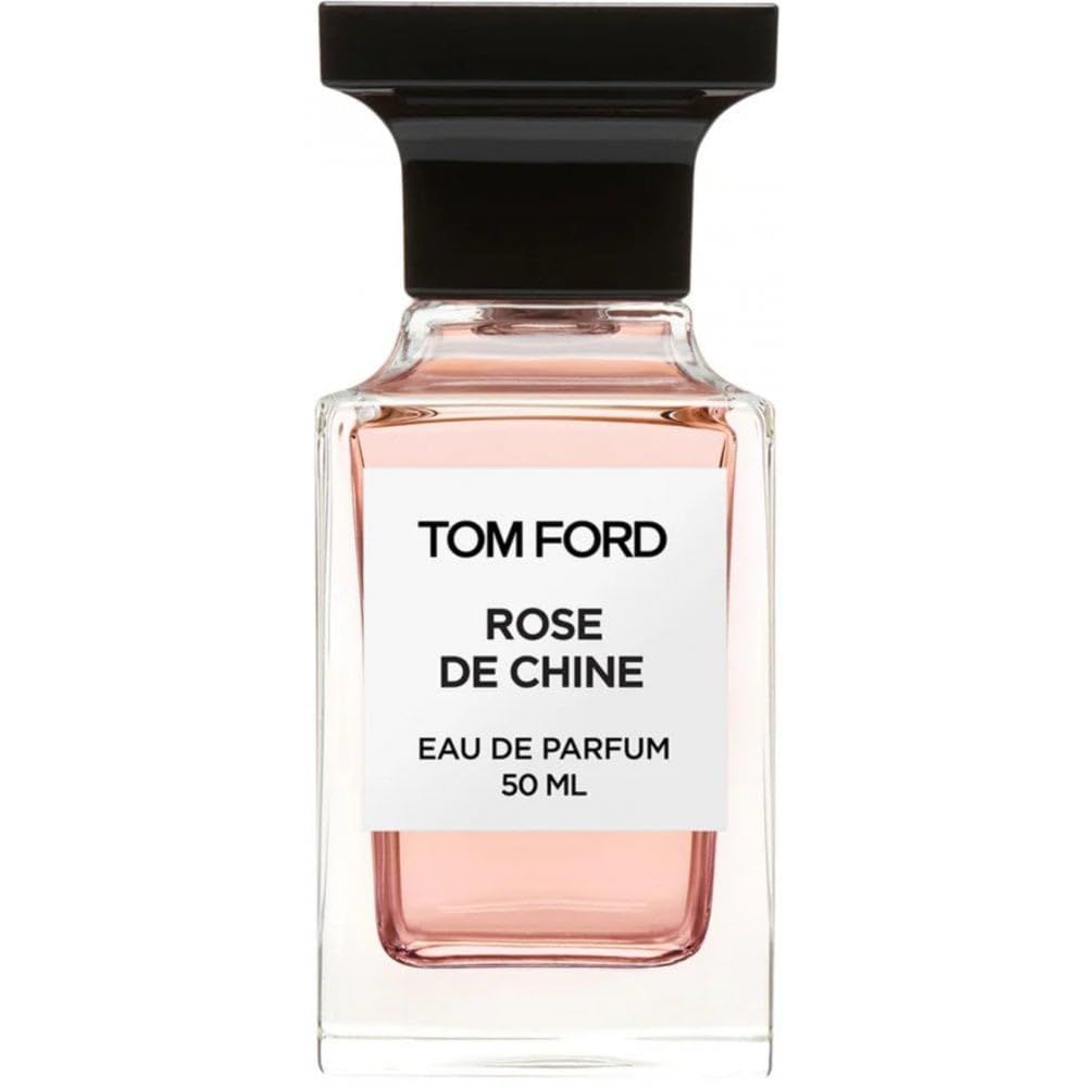 Flacon de parfum avec étiquette blanche. Inscription : TOM FORD, ROSE DE CHINE, Eau de Parfum, 50 ML. Flacon transparent, bouchon noir.