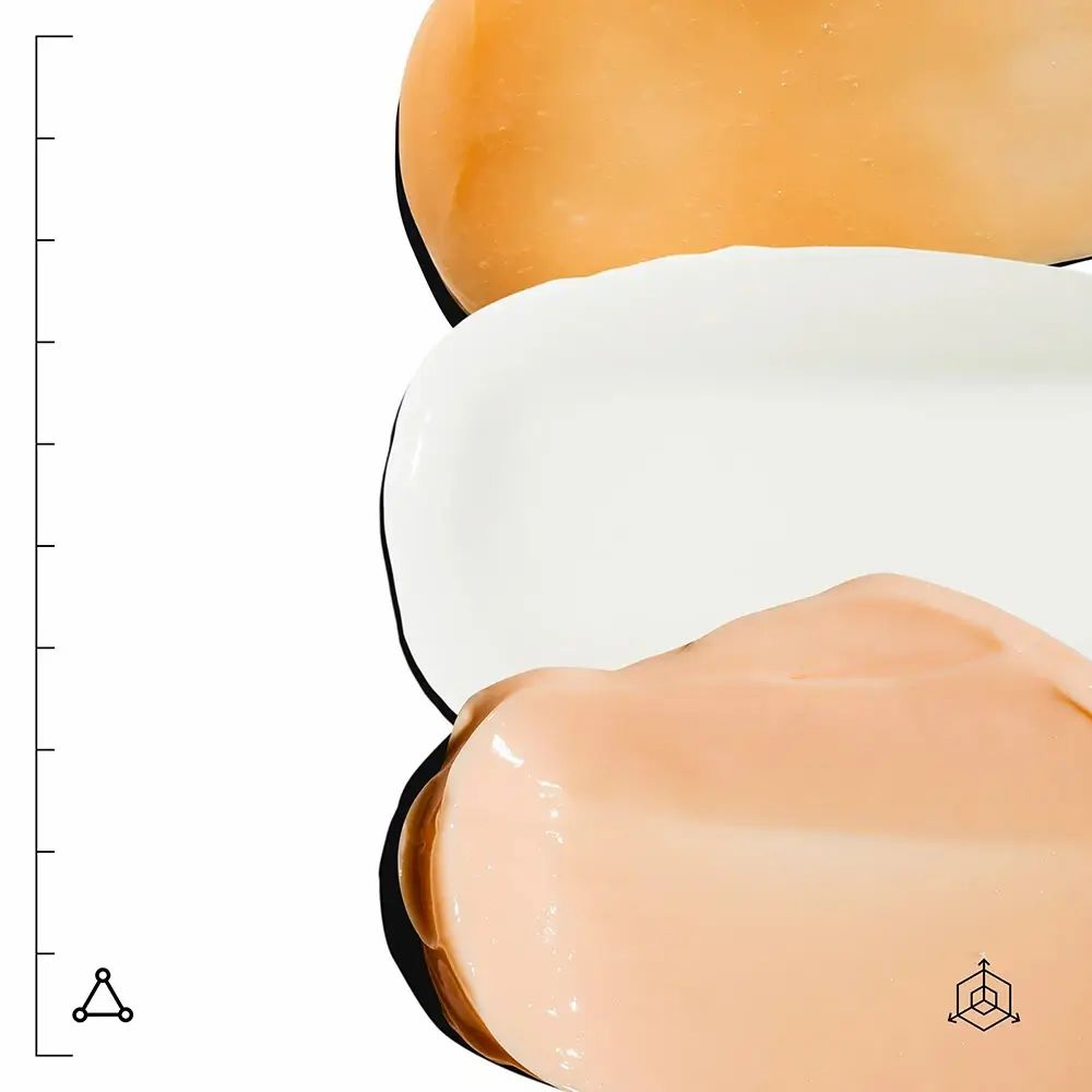 Drie productmonsters in pastavorm. Oranje, wit en roze bovenaan. Een schaal links. Een logo onderaan. Geen productnamen zichtbaar.