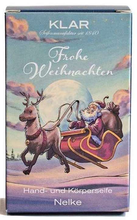 Doos met kerstmotief: Kerstman in slee. Tekst: "KLAR", "Vrolijk Kerstfeest", "Nelke", "Hand- en lichaamszeep".