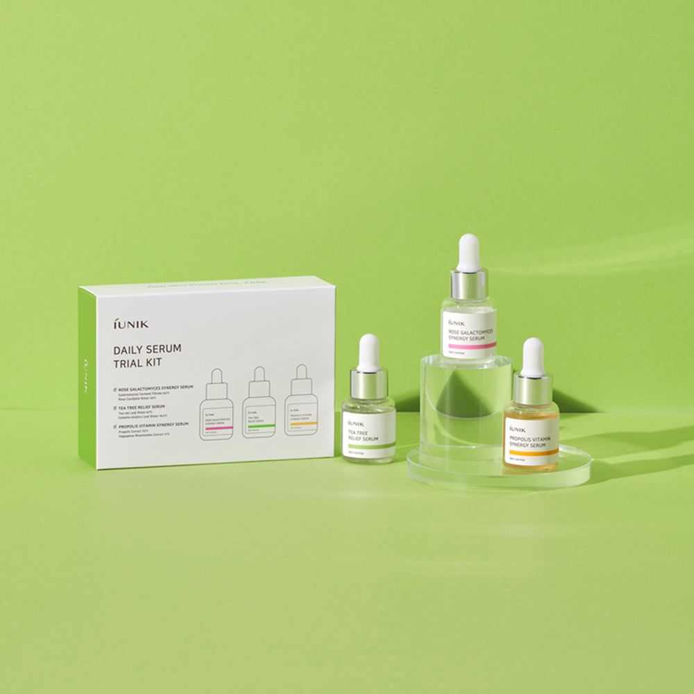 Ensemble de produits avec emballage et trois flacons de sérum. Flacons sur socle. Texte: iUNIK, Daily Serum Trial Kit.