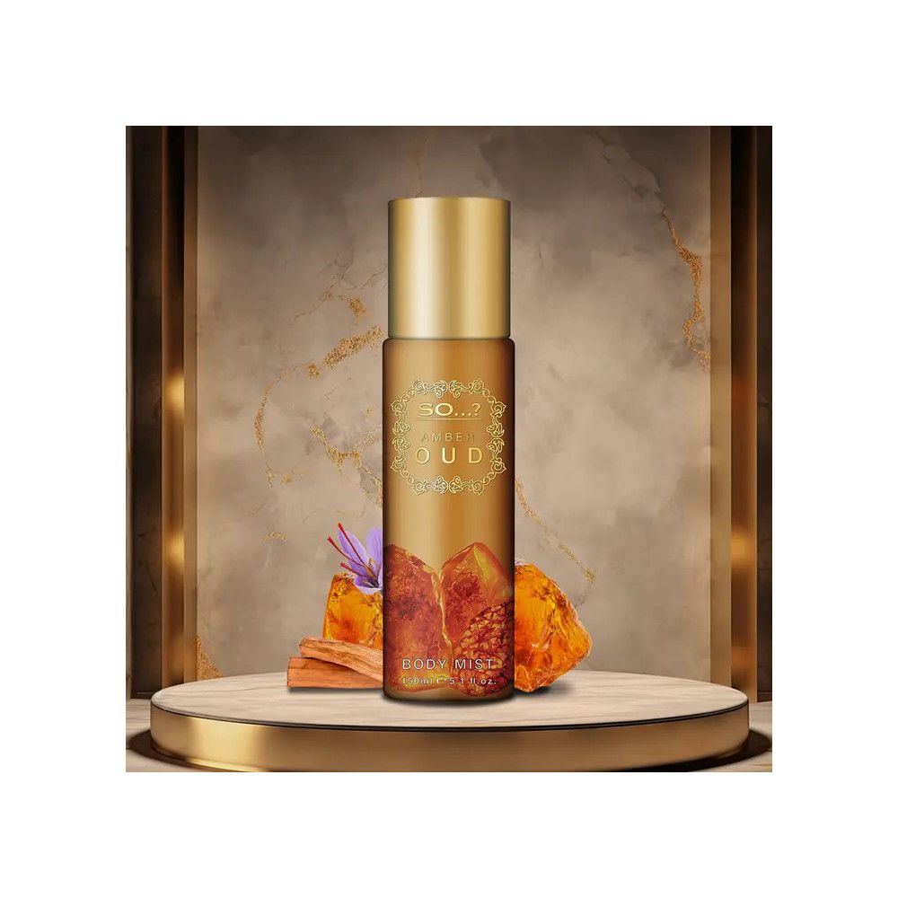 Body mist spray op sokkel. Gouden dop en fles. Opschrift: Amber Oud. Met barnsteen en bloemen.