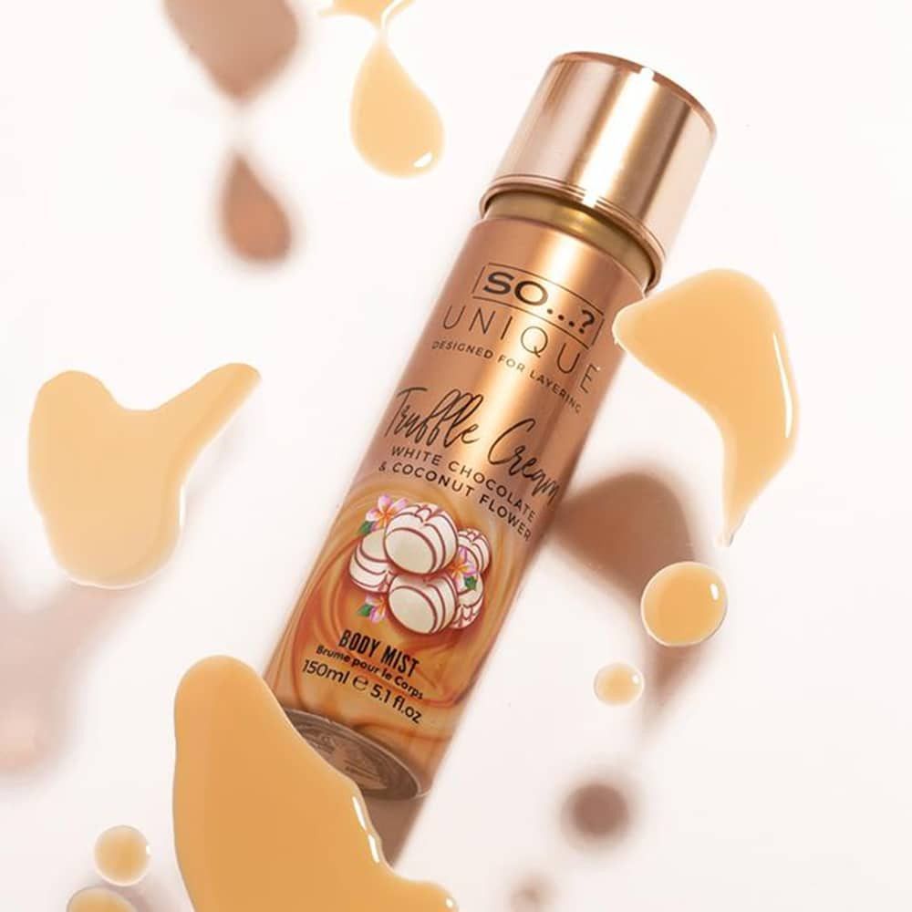 Vaporisateur corporel doré. Texte: So...? Unique, Trüffelcreme, White Chocolate & Coconut Flower. Gouttes de liquide.