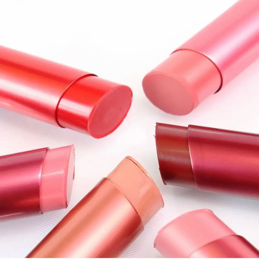 Vijf lipsticks in verschillende roodtinten. De lipsticks zijn gedeeltelijk geopend en tonen de kleur. De hulzen zijn glanzend.