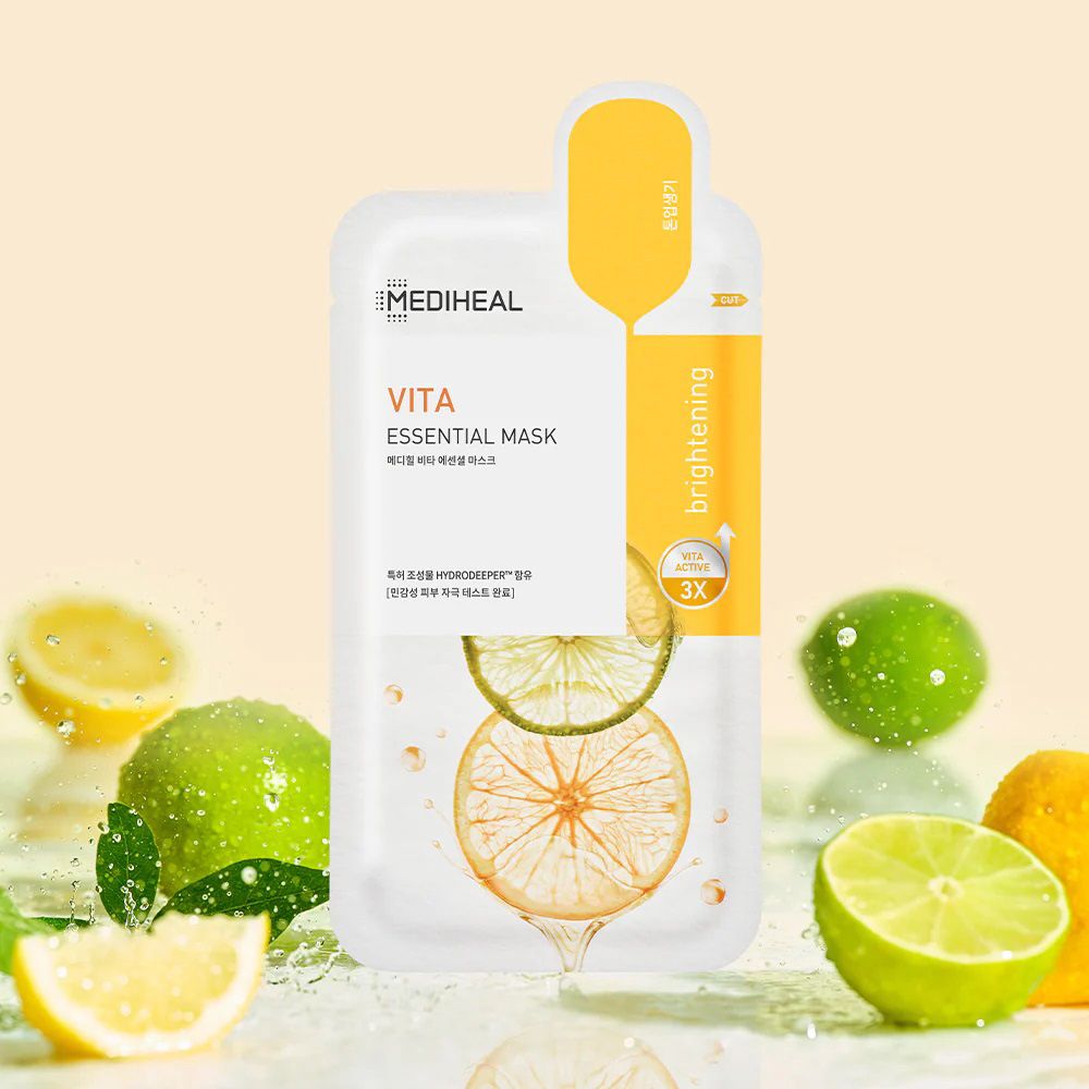 Masque facial MEDIHEAL Vita Essential, sachet blanc avec partie jaune. Citrons et limes entourent le produit. Texte: Vita Essential Mask.