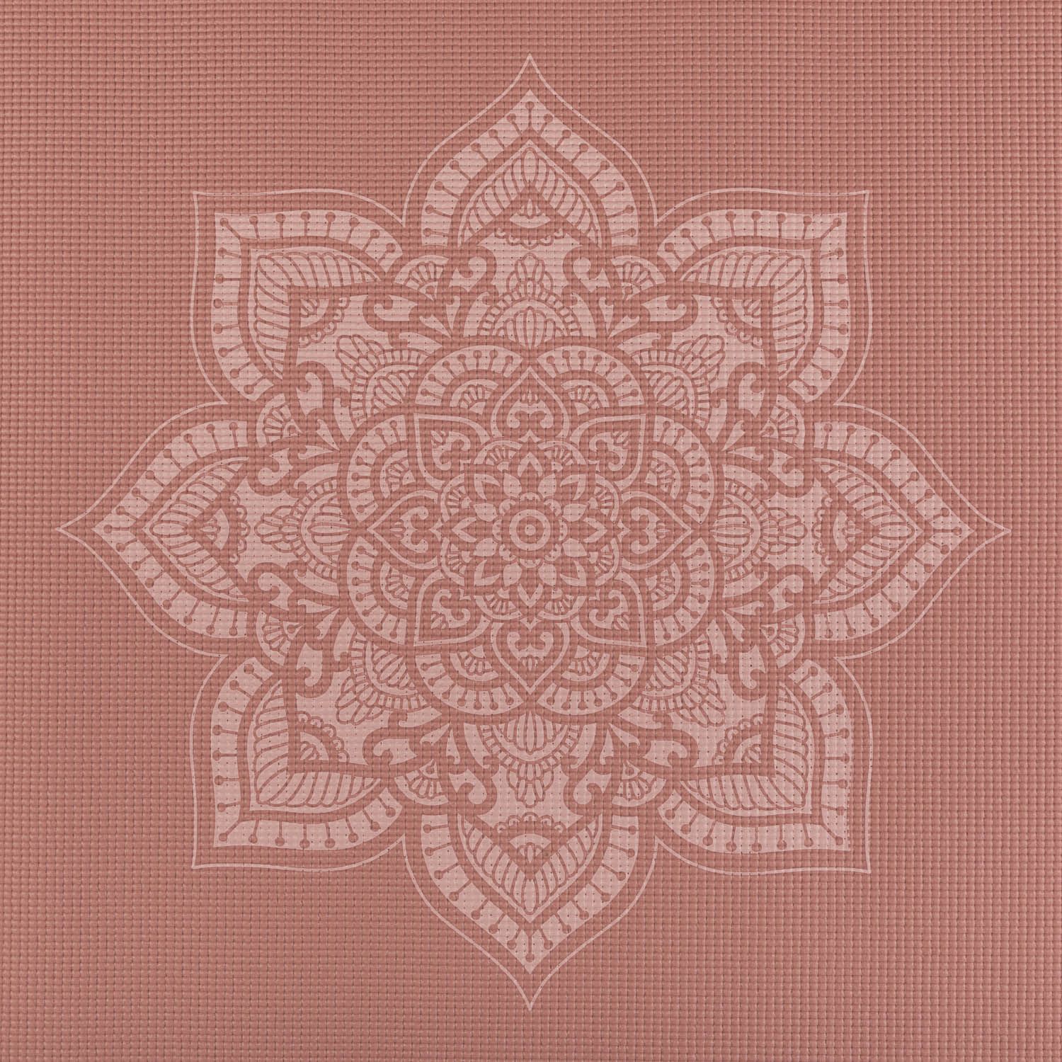 Close-up van een mandala-patroon op een roze yogamat. Wit mandala-ontwerp. Gegeribbelde oppervlakte.