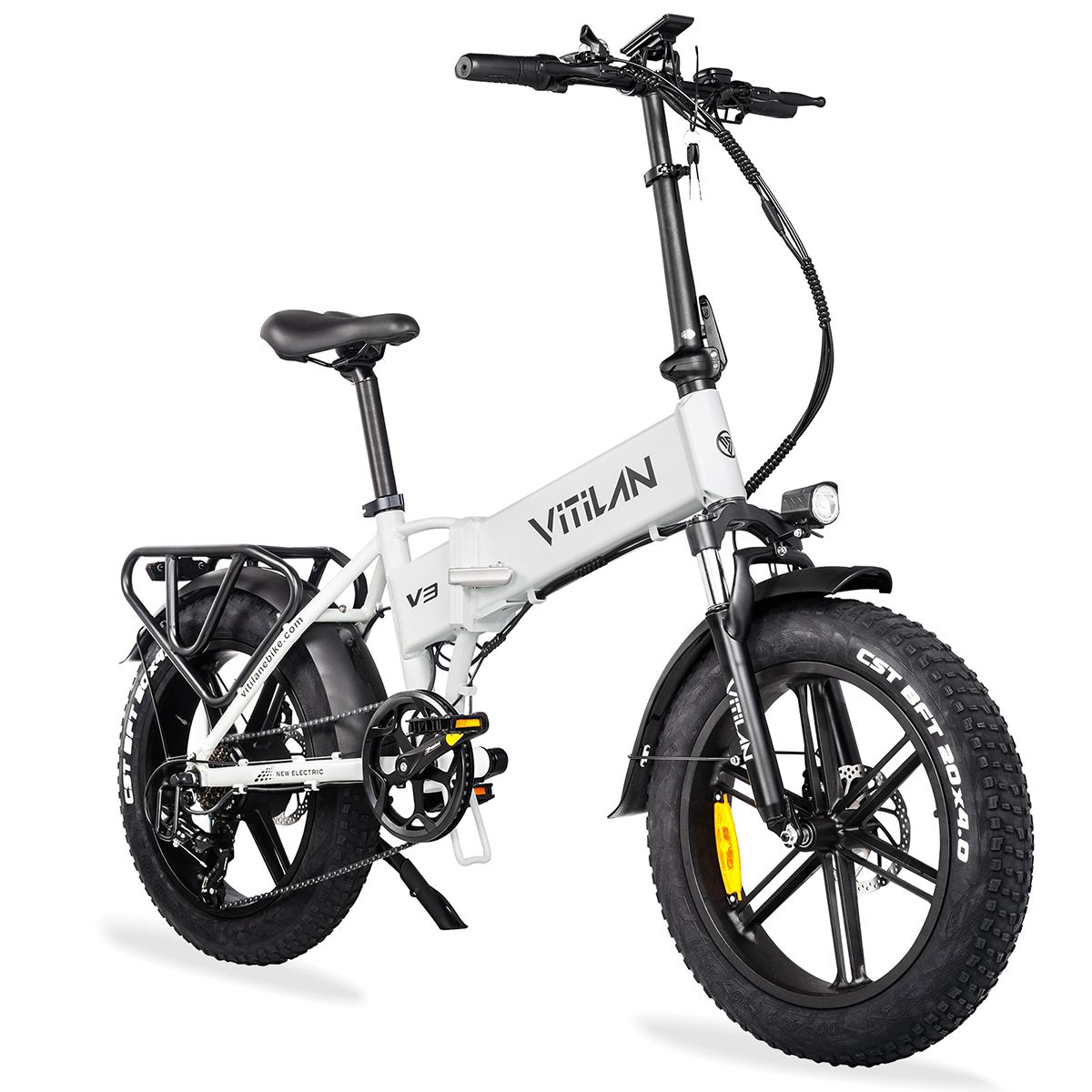 Vélo électrique pliable blanc avec pneus noirs. Vitilan V3 est écrit sur le cadre. Le vélo a un porte-bagages.